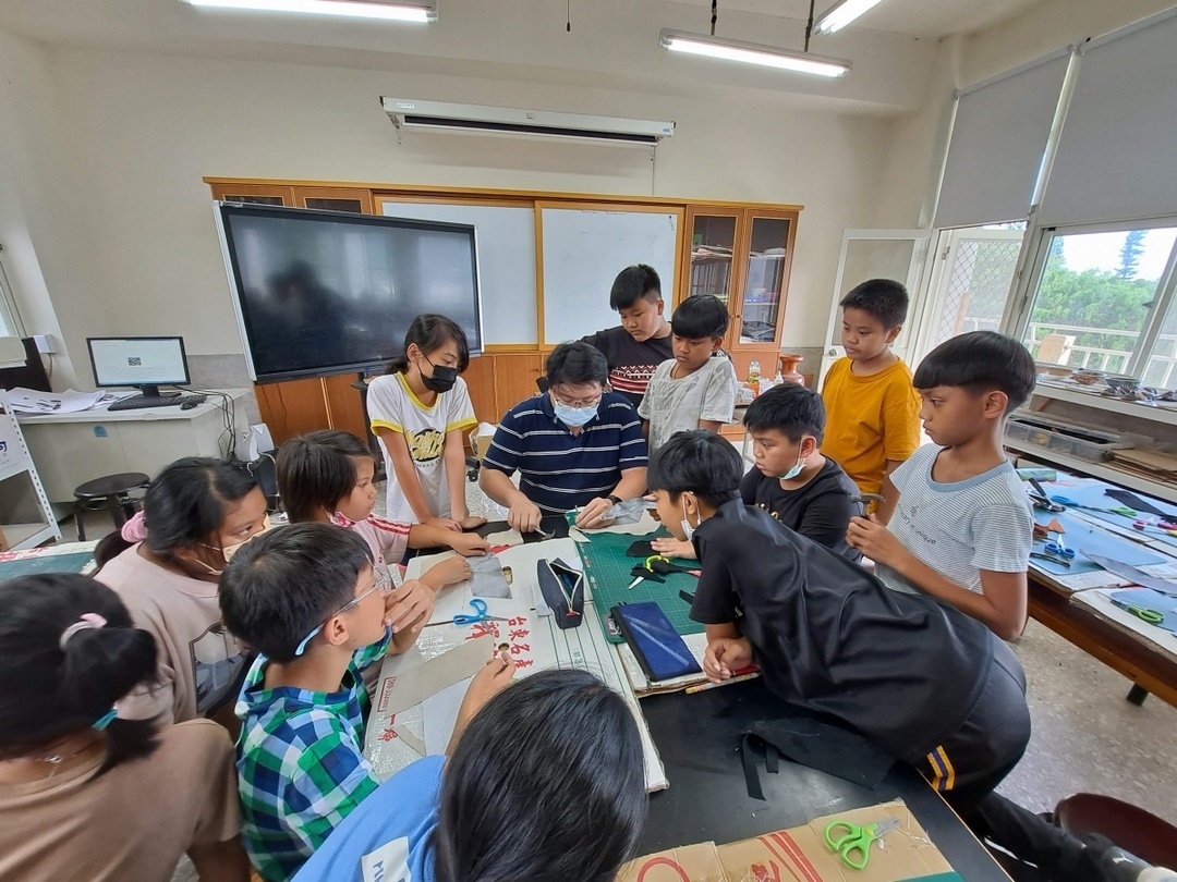 常年申請藝術深耕計畫透過藝術家駐校指導學生也讓偕同教師增能